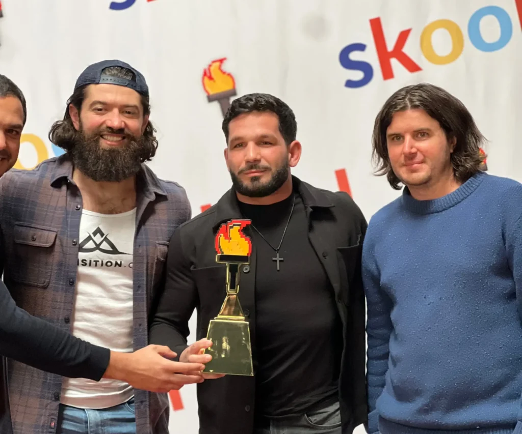 Adri Kastel esta recibiendo el premio de Skool Game