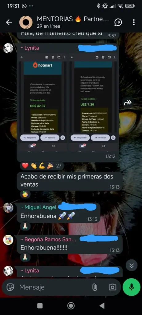 Captura de chat de WhatsApp del grupo de Mentorías de Partner 360 donde una alumna celebra sus primeras dos ventas en Hotmart, recibiendo felicitaciones de la comunidad.